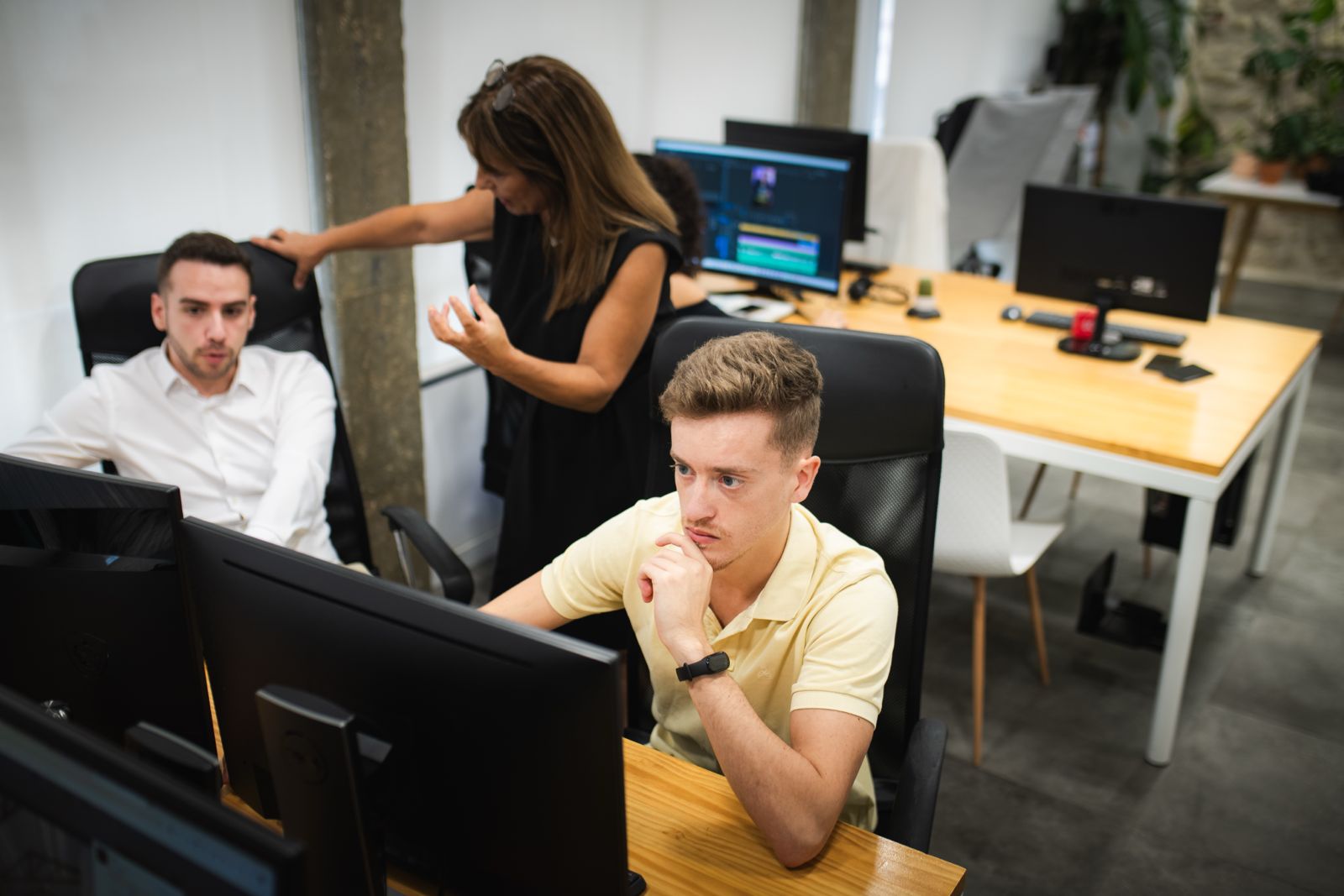 Equipo organizado en espacio de trabajo moderno